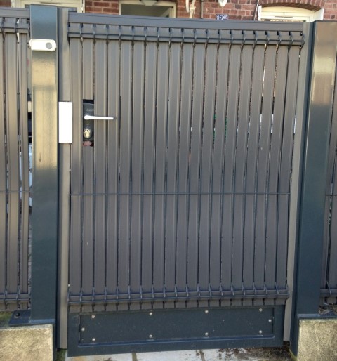 portail ou portillon sur mesure, en acier, barreaudage ou treillis soudé, de la couleur de votre choix